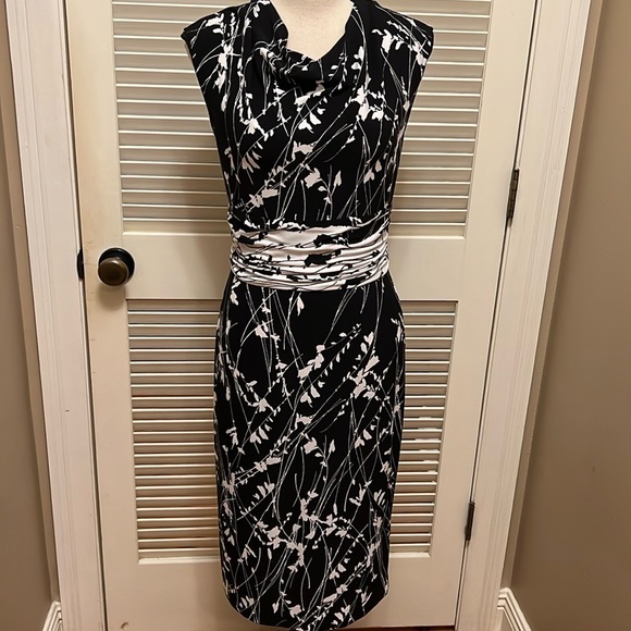 Adrianna Papell Floral Bodycon Dress in Black and White, Size 8 - Picture 15 of 16